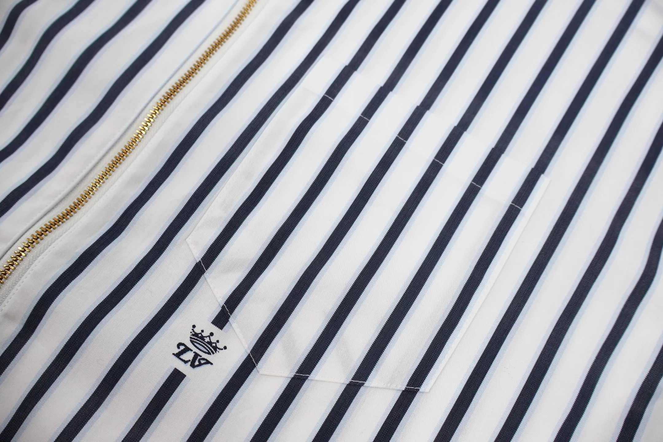 🅿️600 1v striped barrage zipper shirt This cotton shirt renews the classic silhouette with a zipper front, and adds a modern touch with a beaded zipper pull. The LV Crown Stripes pattern is woven using a thread-cutting jacquard technique, with a miniature version of the LV Crown logo interspersed between the stripes, adding a collegiate style to everyday looks. When French elegance meets American casualness, this striped jacket unlocks LV’s diverse style code. The classic vertical stripes reproduce retro accents, the metal zippers inject street vitality, and the exquisite logos all over the design are like luxury codes. The collision of blue and white outlines a casual and uninhibited gentleman's style. It breaks the boundary between "formal" and "casual" - a stylish man when commuting and a trend pioneer when going out on the street, turning the century-old LV craftsmanship into a universal style formula for contemporary men. Size:S-M-L